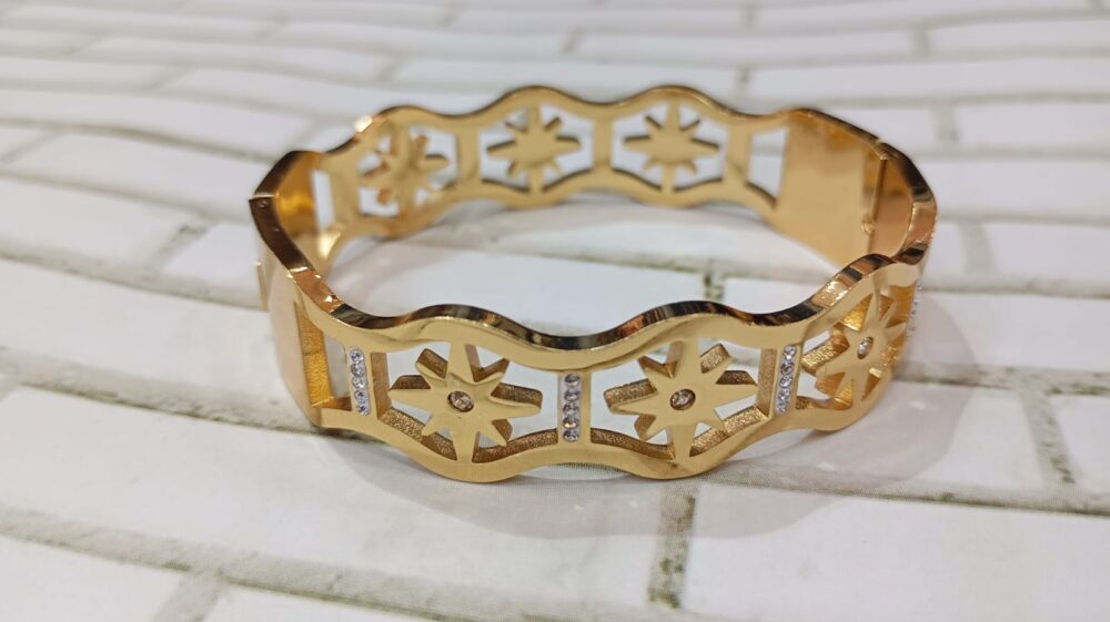 A0151-Gold-Tone Star Cutwork Crystal Bracelet for Women